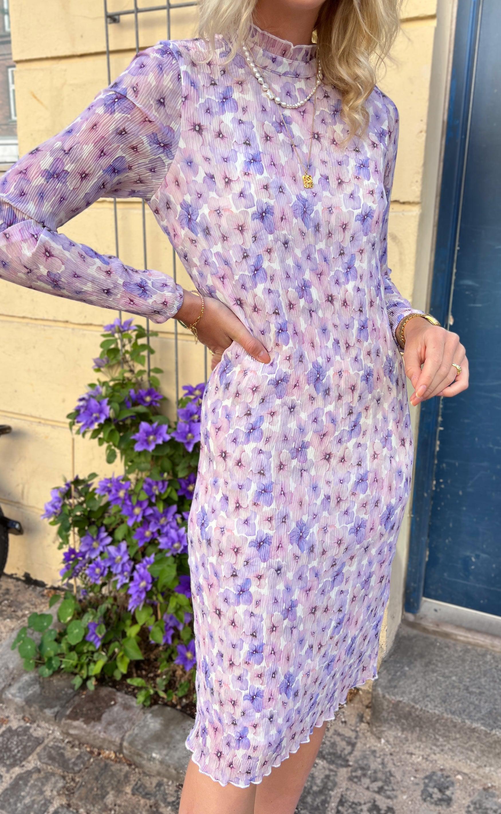 Say INA Copenhagen Kjole - Caja Plisse - Purple Flower