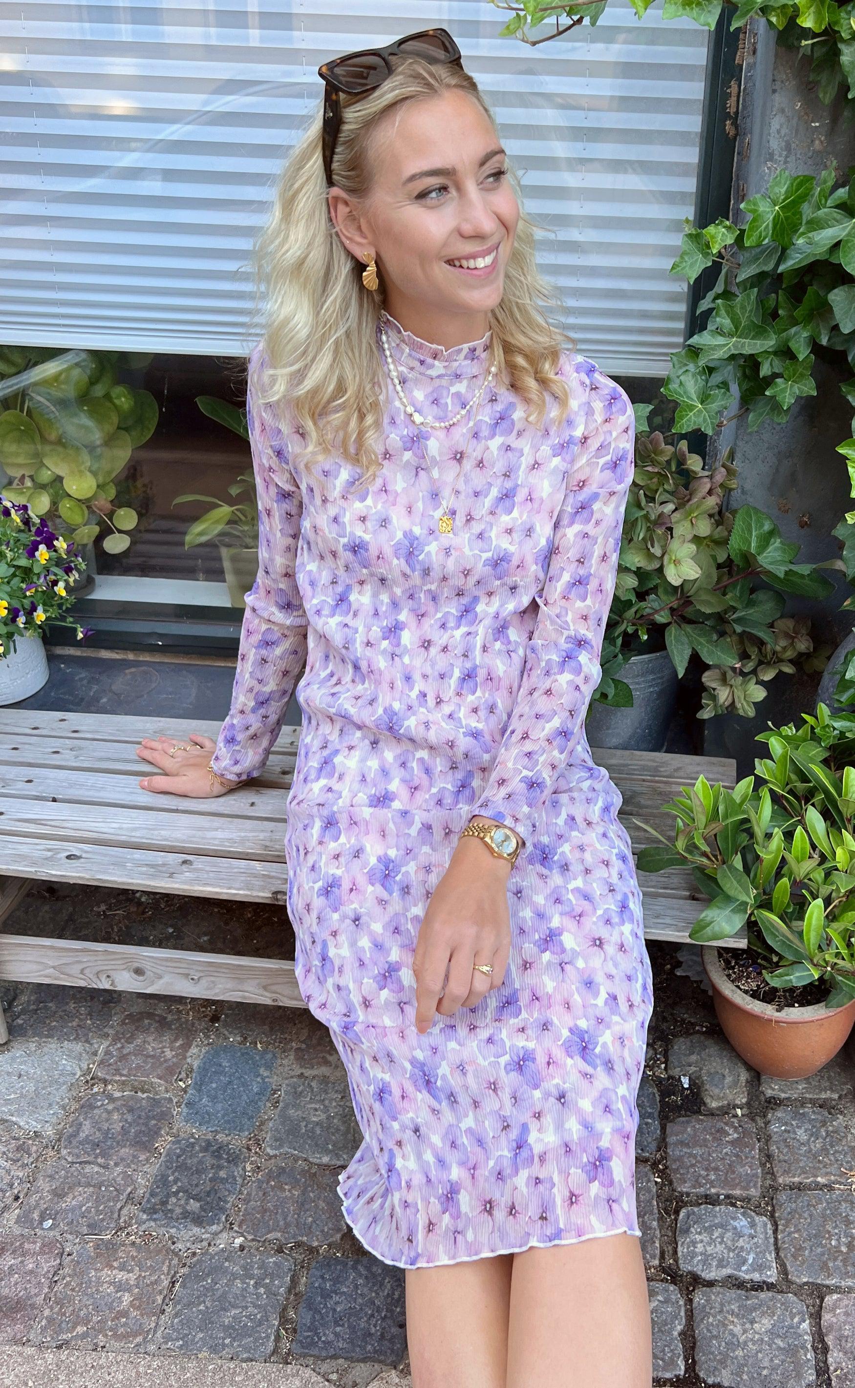 Say INA Copenhagen Kjole - Caja Plisse - Purple Flower