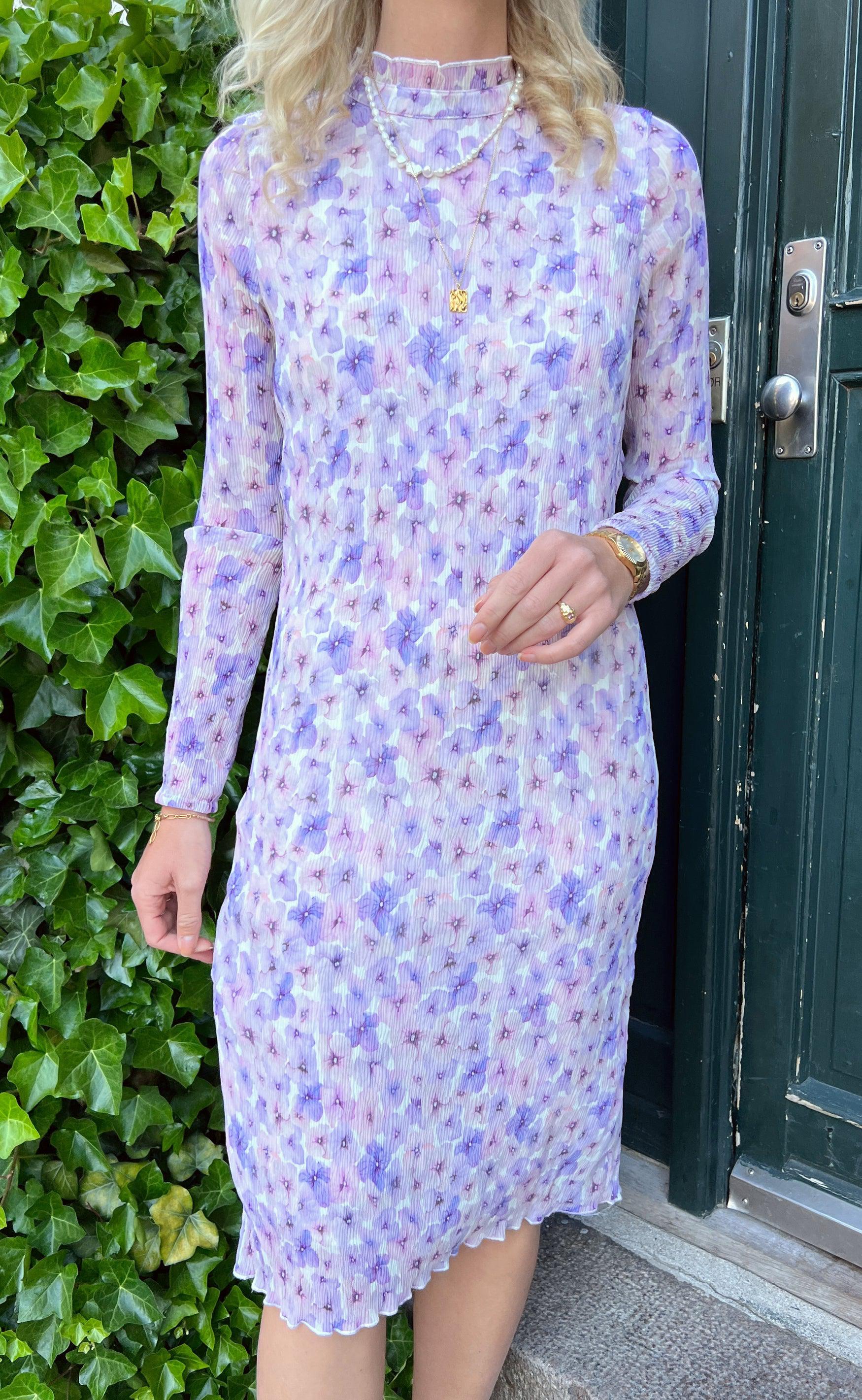 Say INA Copenhagen Kjole - Caja Plisse - Purple Flower