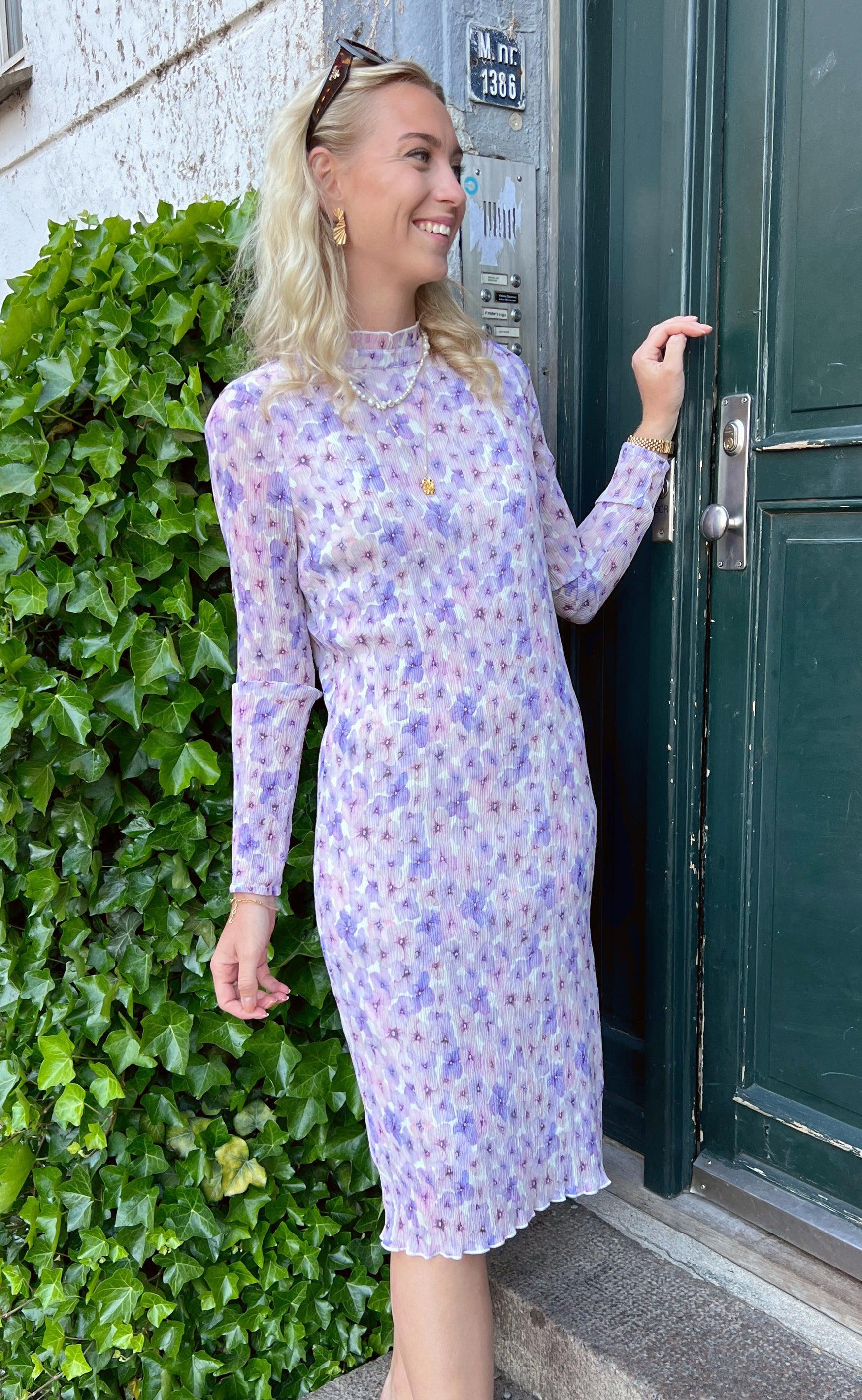 Say INA Copenhagen Kjole - Caja Plisse - Purple Flower