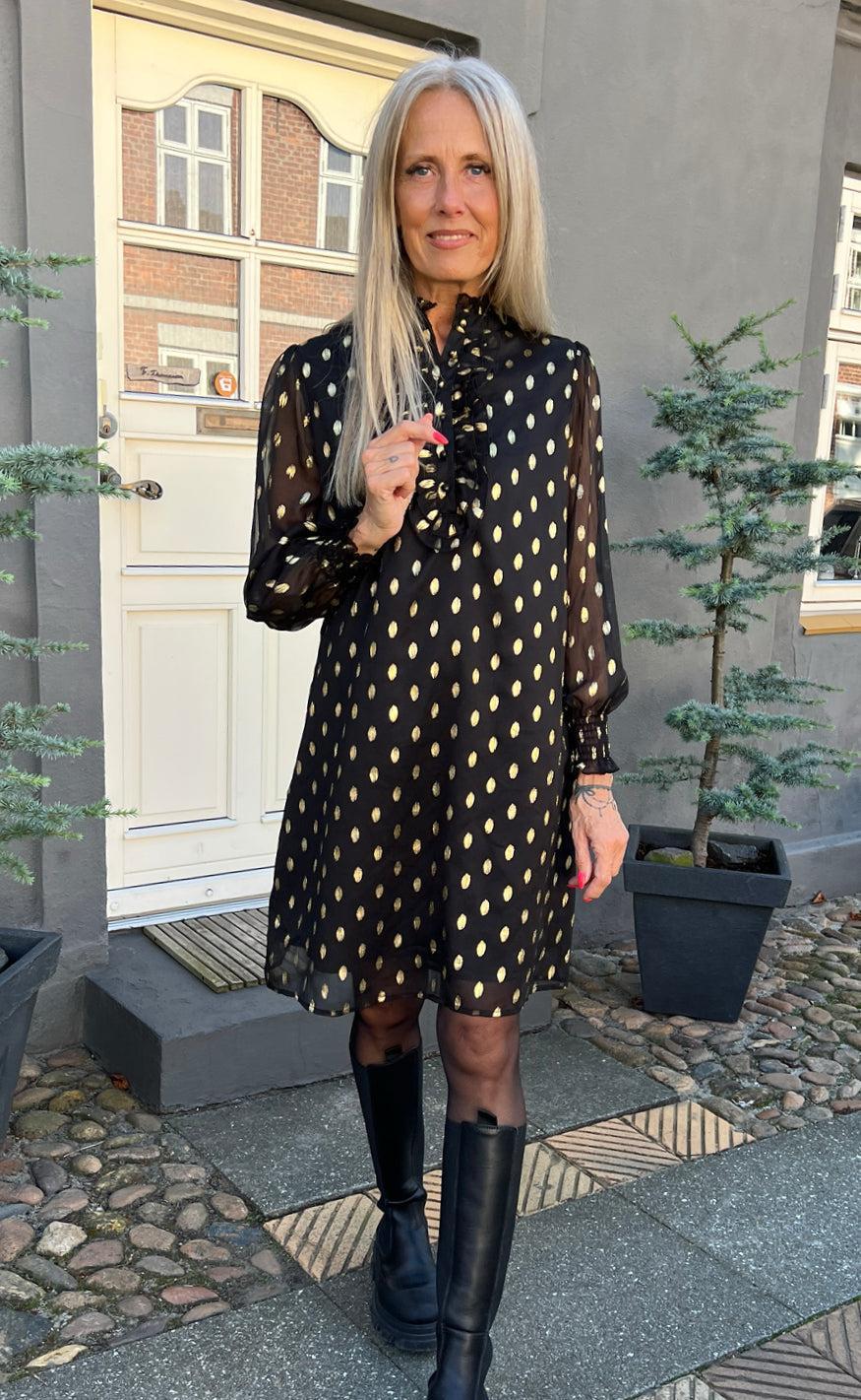 Say INA Copenhagen Kjole - Cami - Black W. Gold Dots