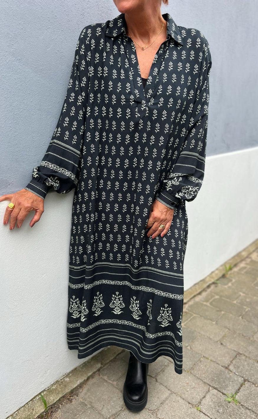 Say INA Copenhagen Kjole - Camma - Black W. Print
