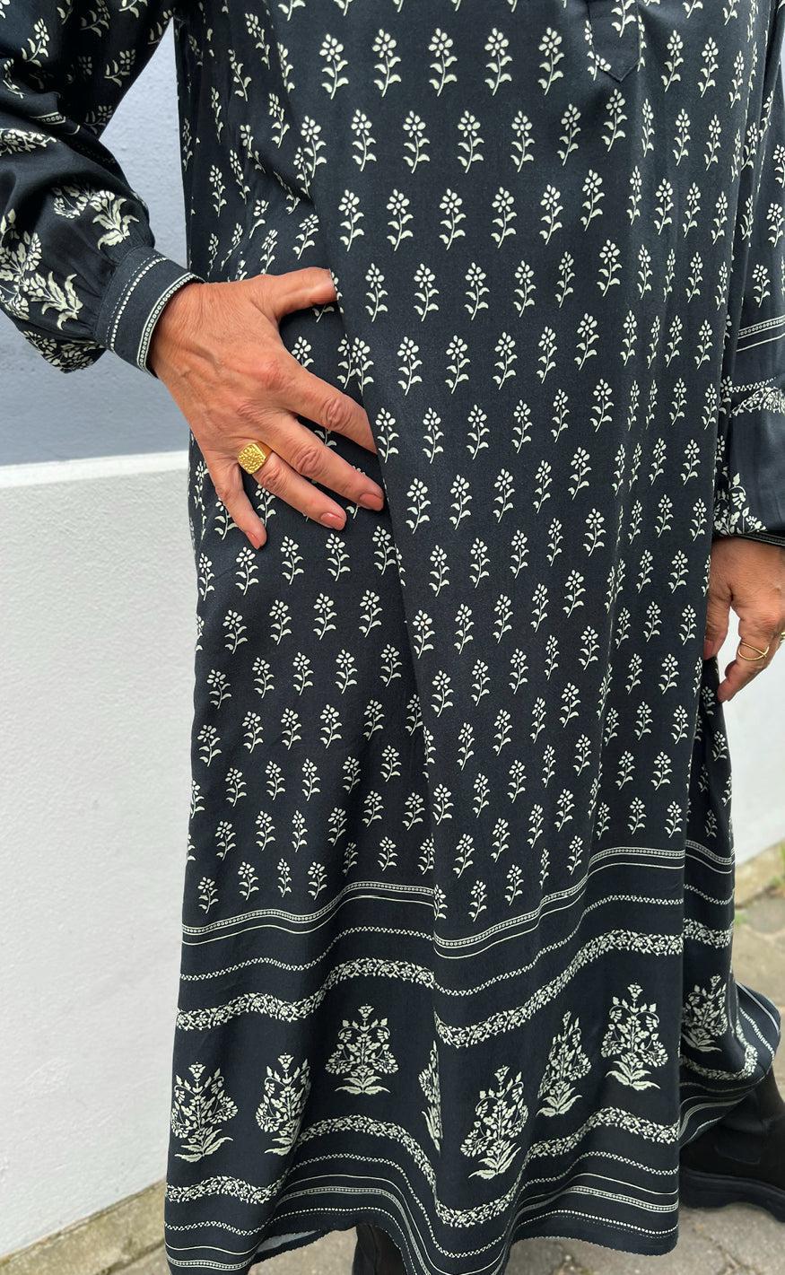 Say INA Copenhagen Kjole - Camma - Black W. Print
