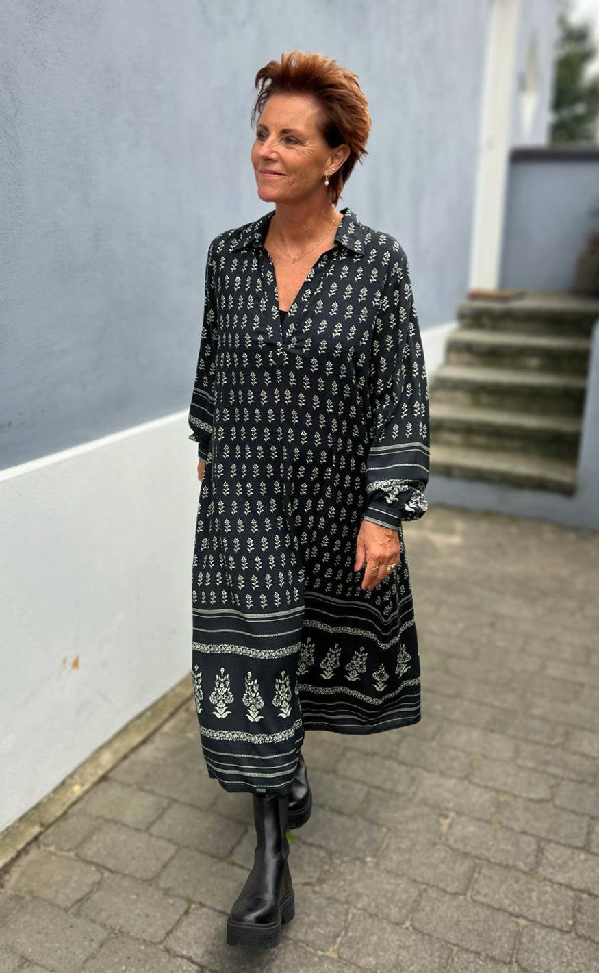 Say INA Copenhagen Kjole - Camma - Black W. Print