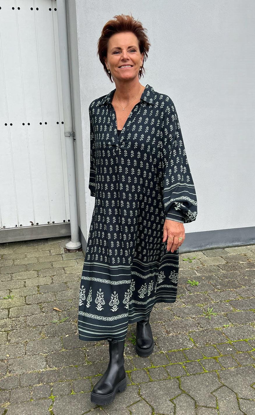 Say INA Copenhagen Kjole - Camma - Black W. Print