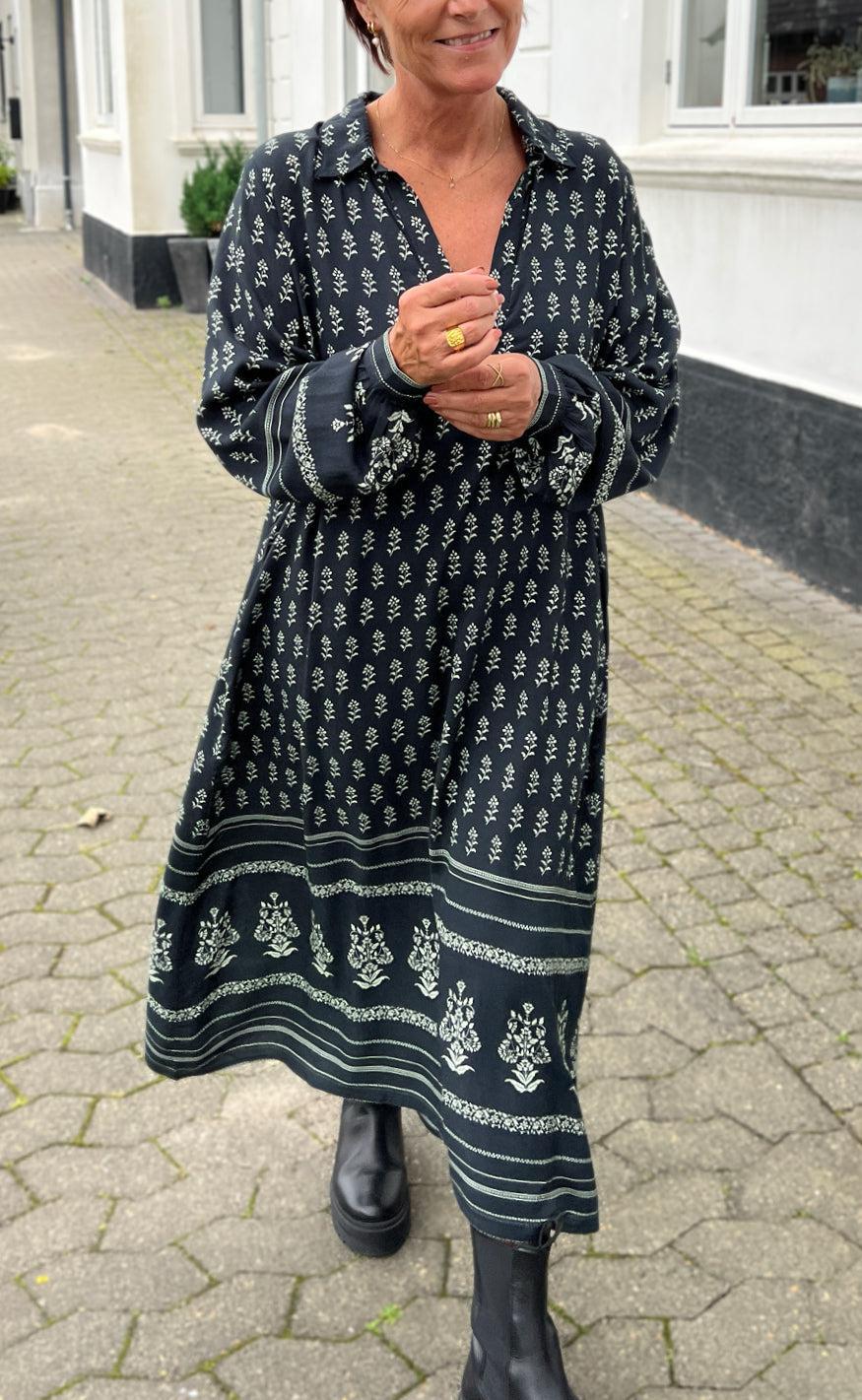 Say INA Copenhagen Kjole - Camma - Black W. Print