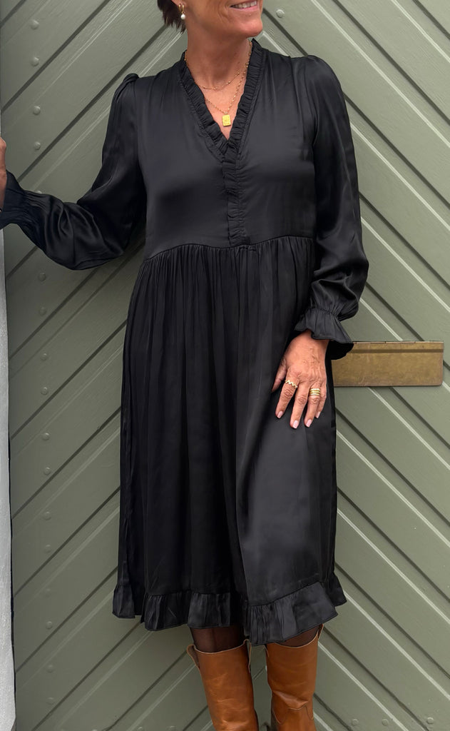 Say INA Copenhagen Kjole - Catja - Black Satin