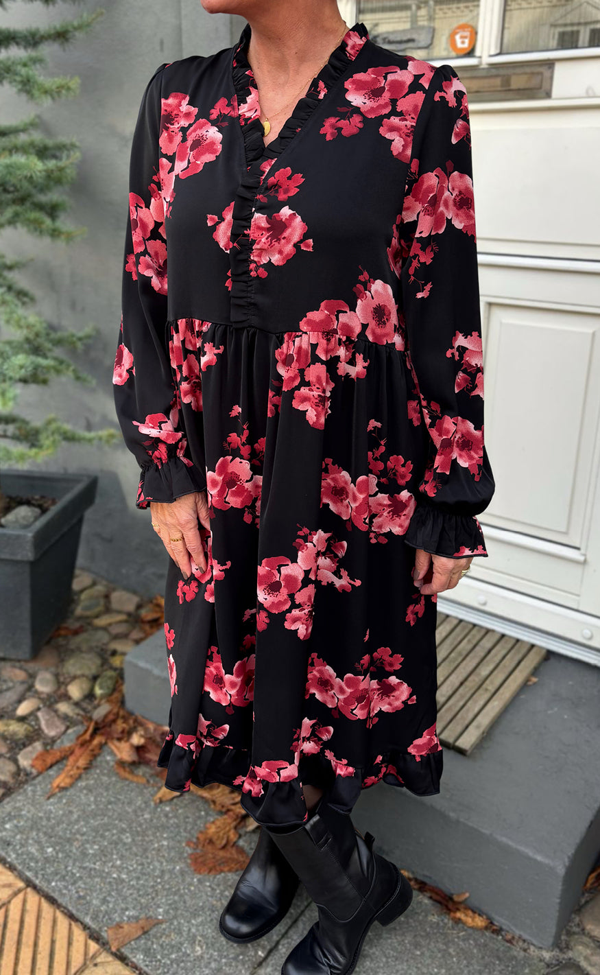 Say INA Copenhagen Kjole - Catja - Black W. Red Flowers