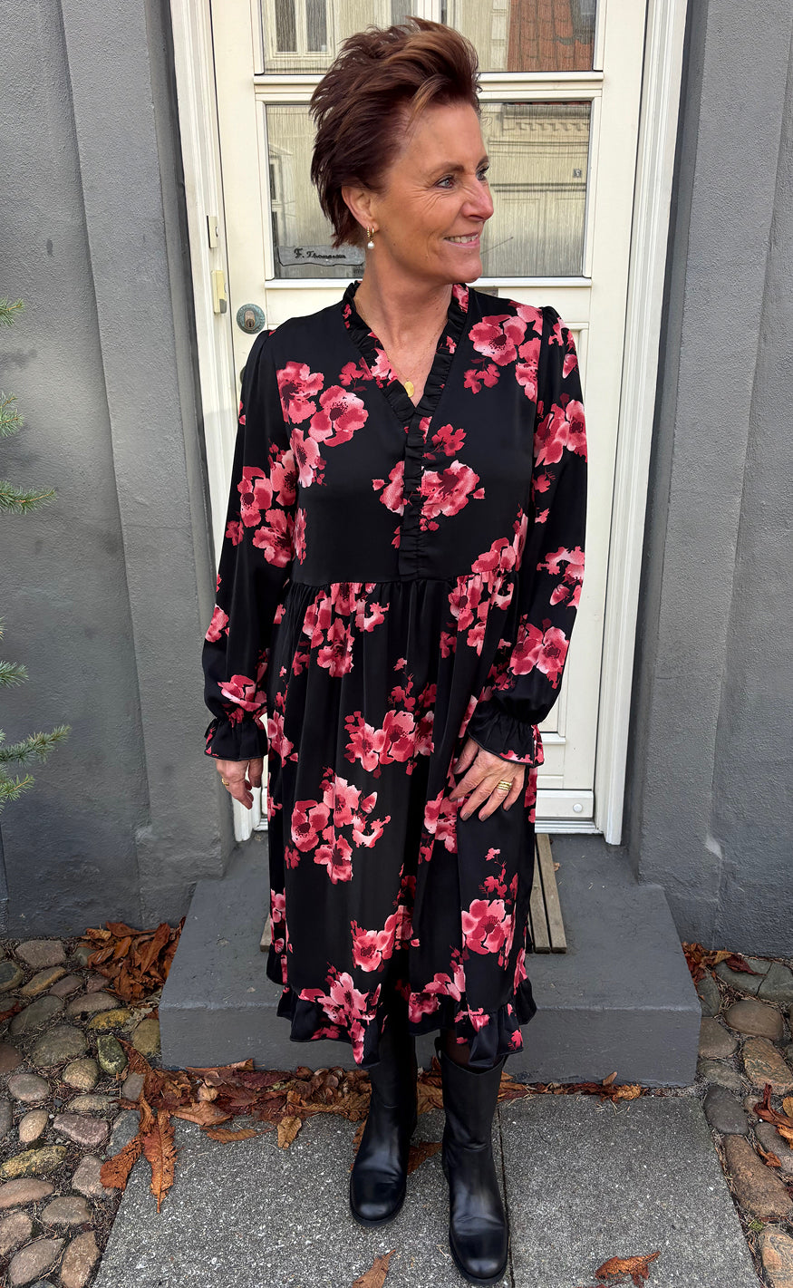 Say INA Copenhagen Kjole - Catja - Black W. Red Flowers
