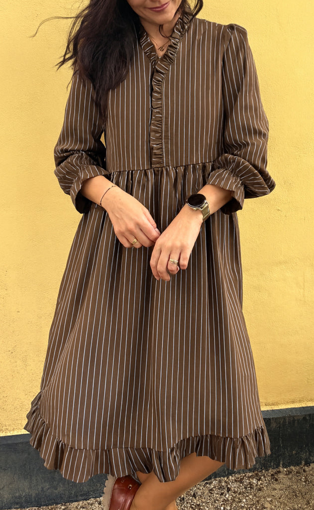 Say INA Copenhagen Kjole - Catja - Dark Brown Pinstripe