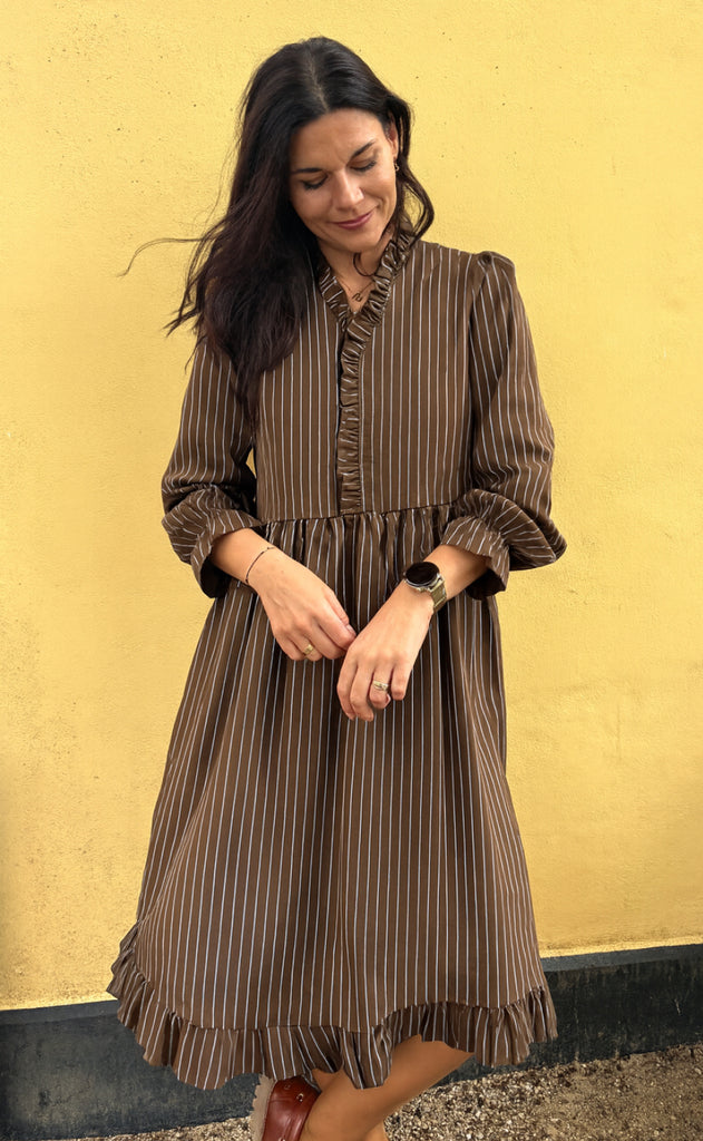 Say INA Copenhagen Kjole - Catja - Dark Brown Pinstripe