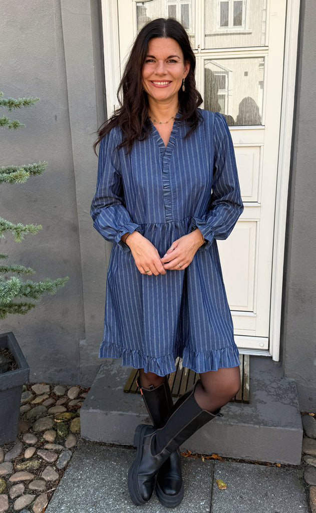 Say INA Copenhagen Kjole - Catja Short - Dark Denim Blue W. Pinstripe