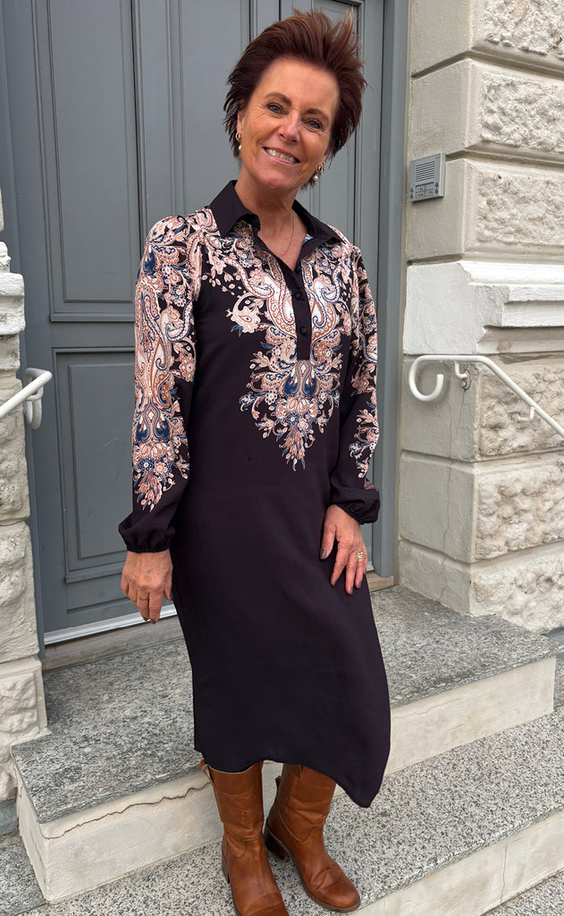 Say INA Copenhagen Kjole - Celeste LS - Black W. Paisley