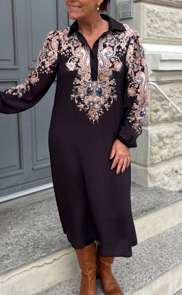 Say INA Copenhagen Kjole - Celeste LS - Black W. Paisley