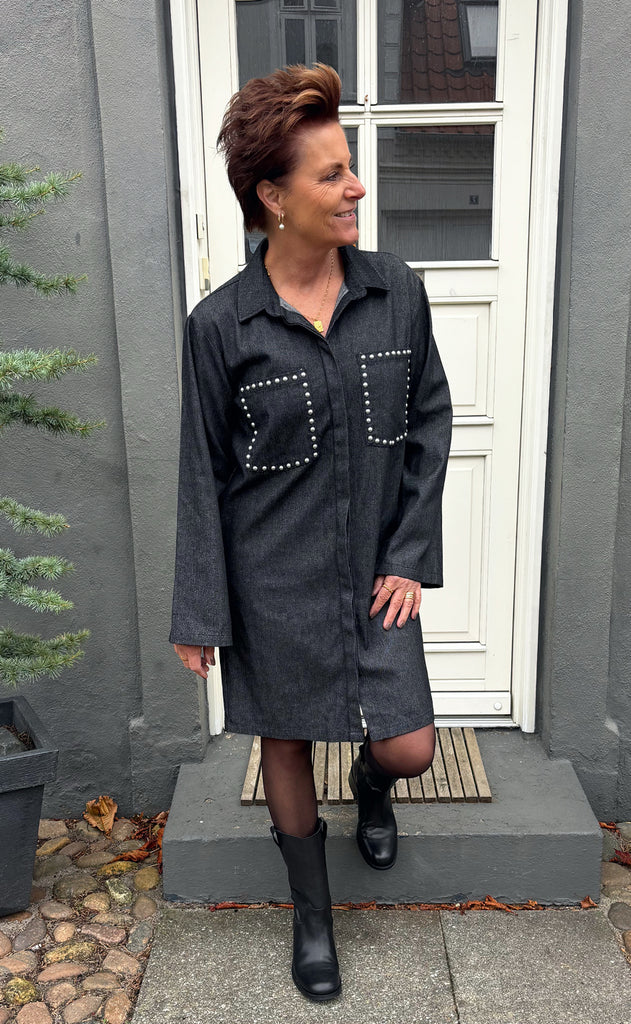 Say INA Copenhagen Kjole - Cilla Denim - Black Denim W. Studs