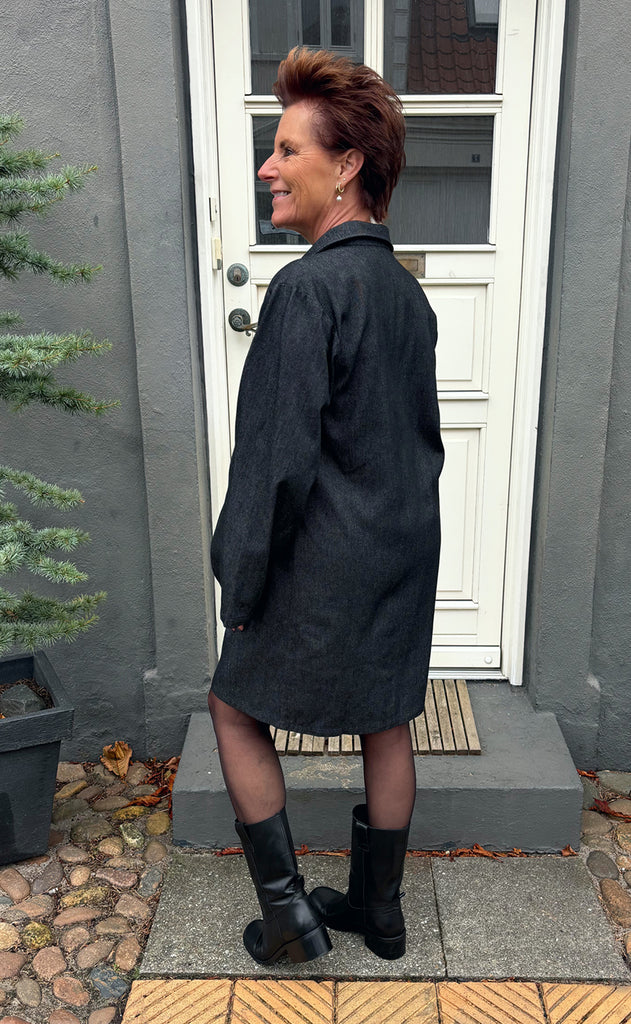 Say INA Copenhagen Kjole - Cilla Denim - Black Denim W. Studs