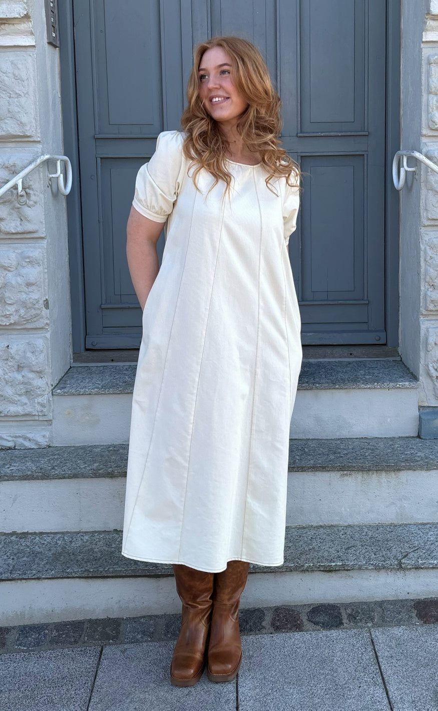 Say INA Copenhagen Kjole - Daniella Denim - Creme W. Brown Stitches