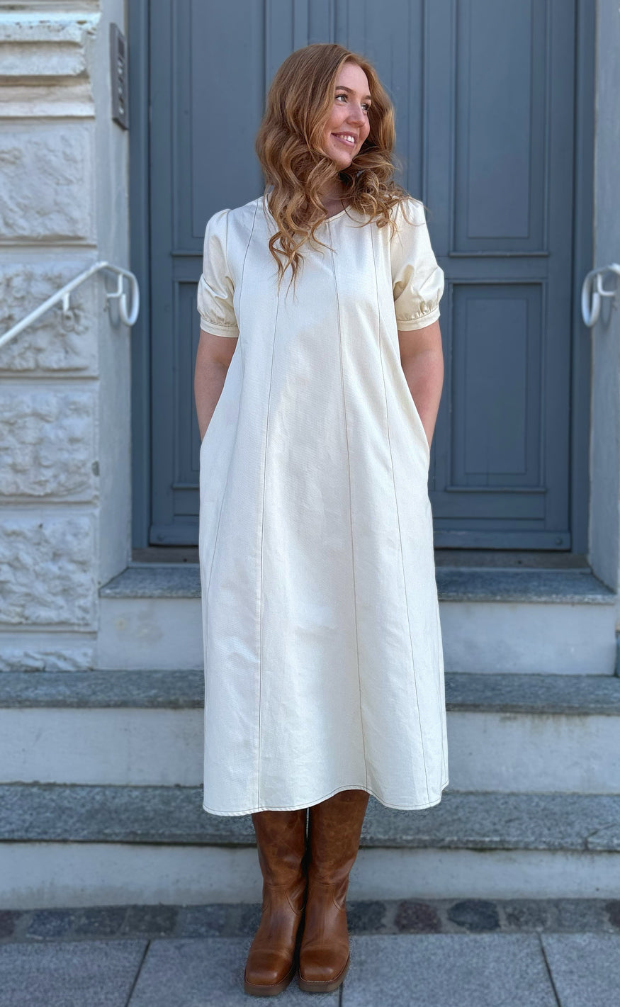 Say INA Copenhagen Kjole - Daniella Denim - Creme W. Brown Stitches