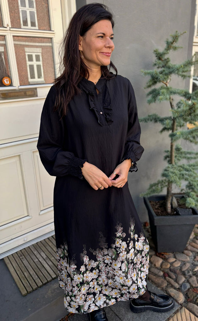 Say INA Copenhagen Kjole - Ella - Black W. Flowers