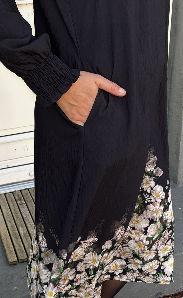 Say INA Copenhagen Kjole - Ella - Black W. Flowers