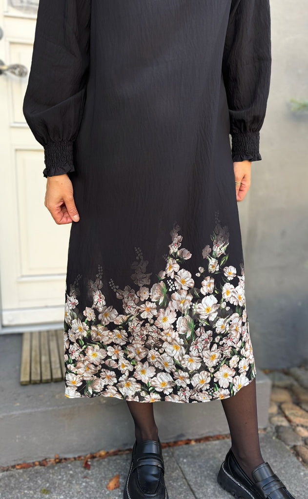 Say INA Copenhagen Kjole - Ella - Black W. Flowers