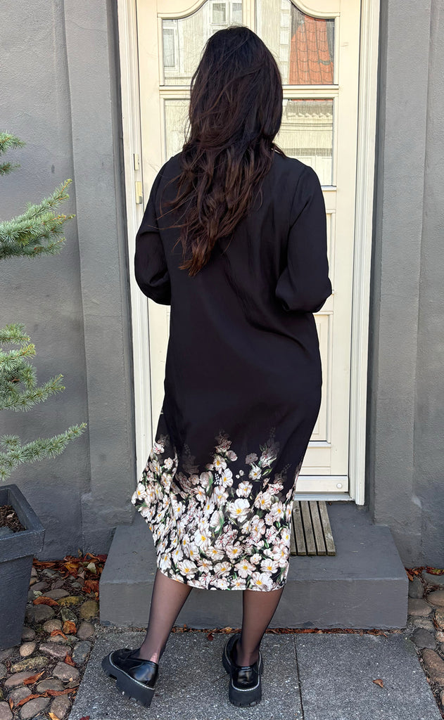 Say INA Copenhagen Kjole - Ella - Black W. Flowers