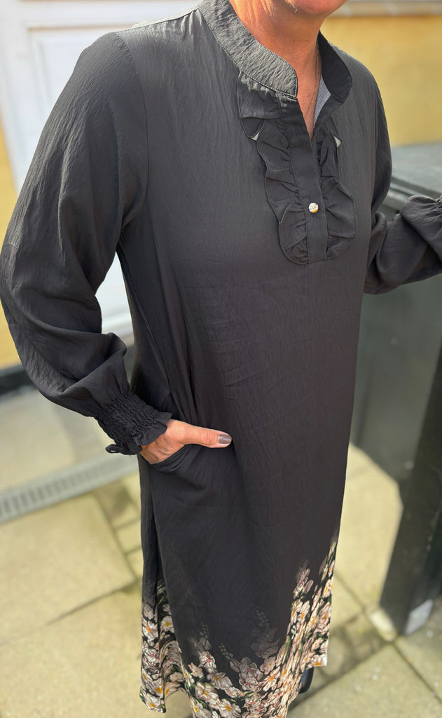 Say INA Copenhagen Kjole - Ella - Black W. Flowers