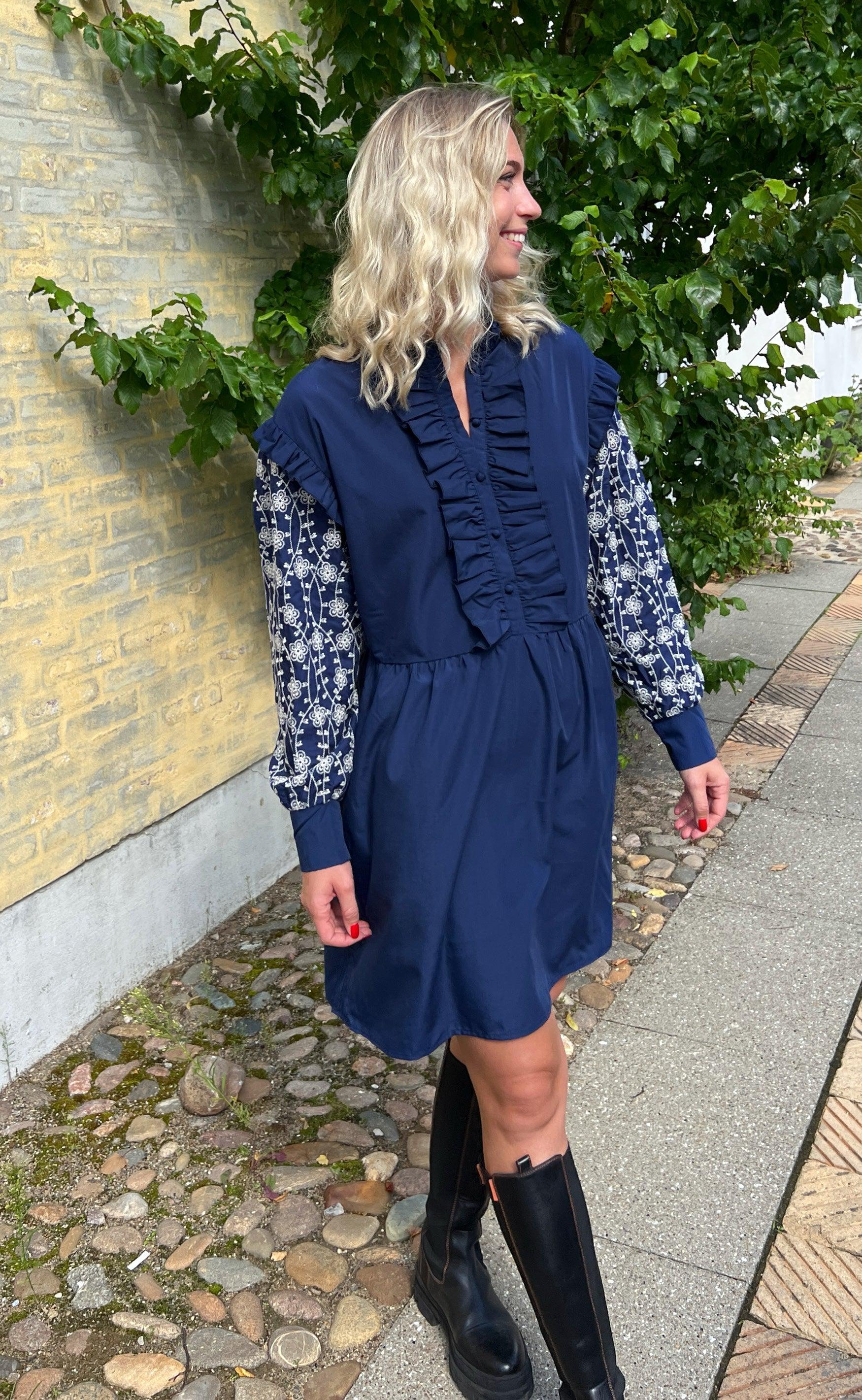 Say INA Copenhagen Kjole - Emily Broderi - Navy Blue / White