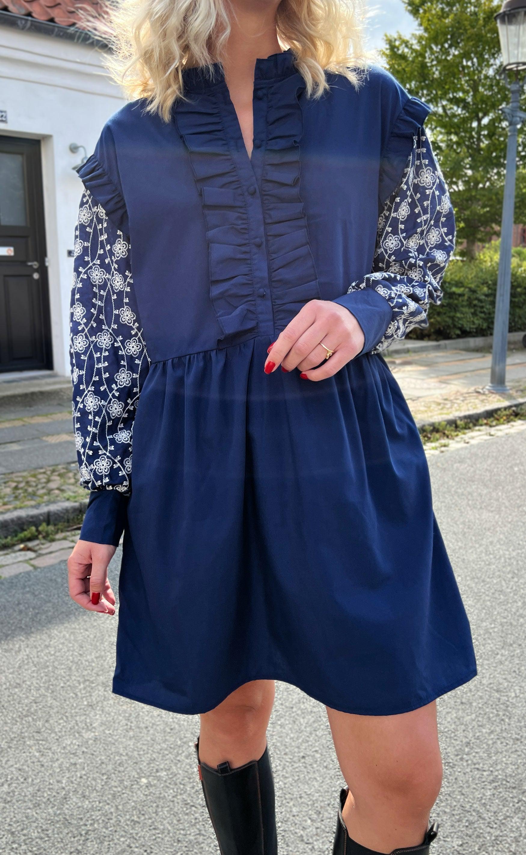 Say INA Copenhagen Kjole - Emily Broderi - Navy Blue / White