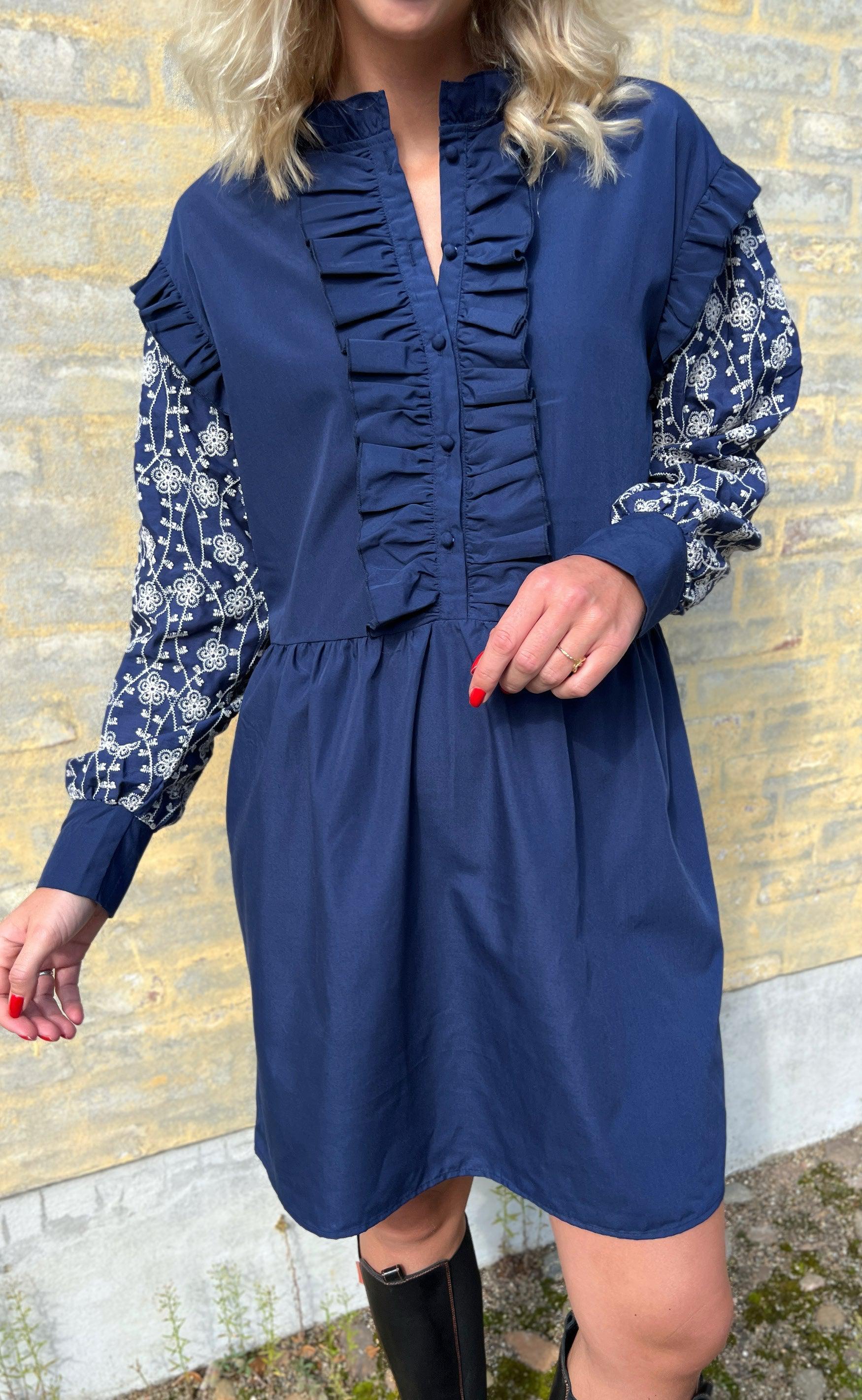 Say INA Copenhagen Kjole - Emily Broderi - Navy Blue / White