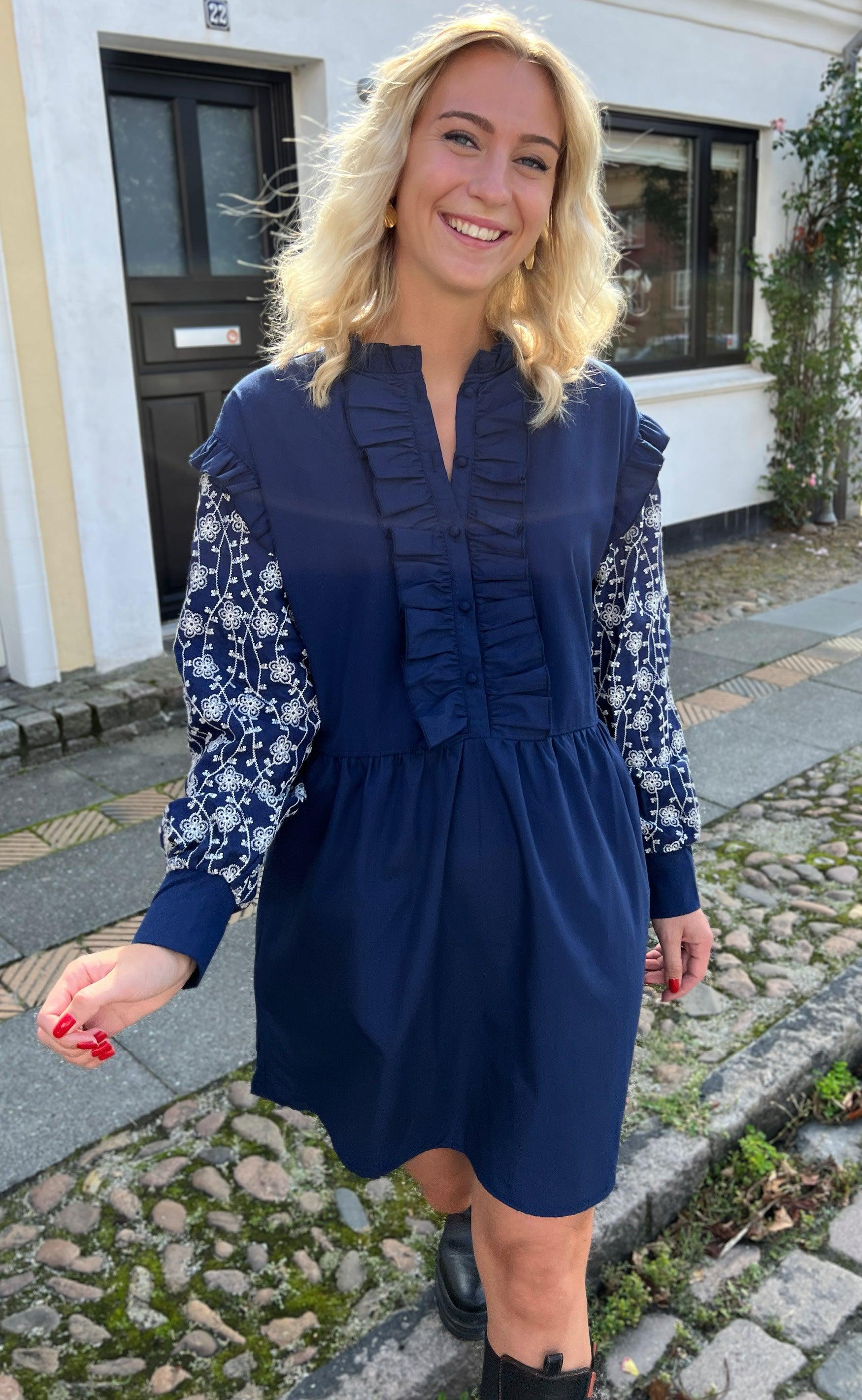 Say INA Copenhagen Kjole - Emily Broderi - Navy Blue / White