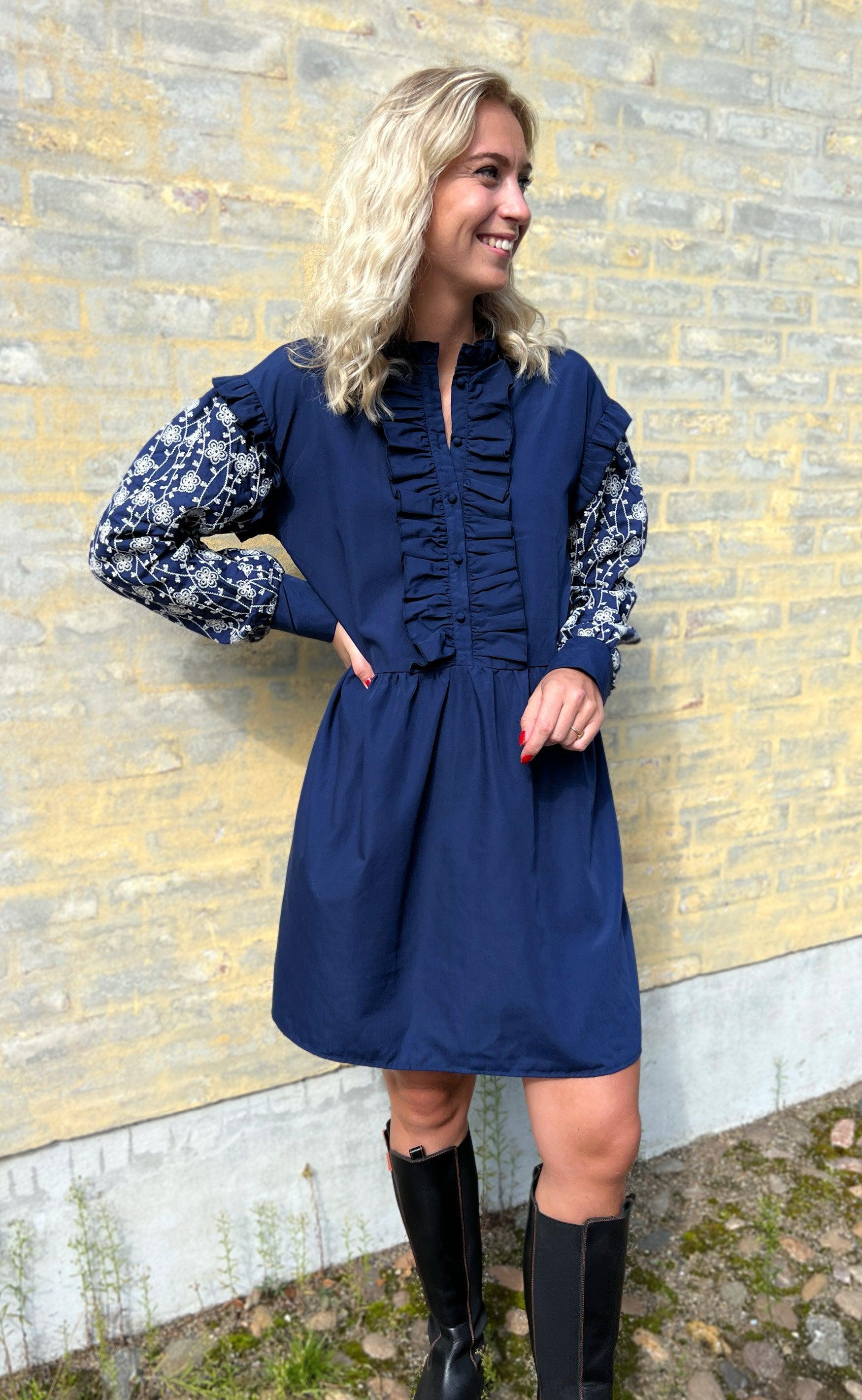 Say INA Copenhagen Kjole - Emily Broderi - Navy Blue / White