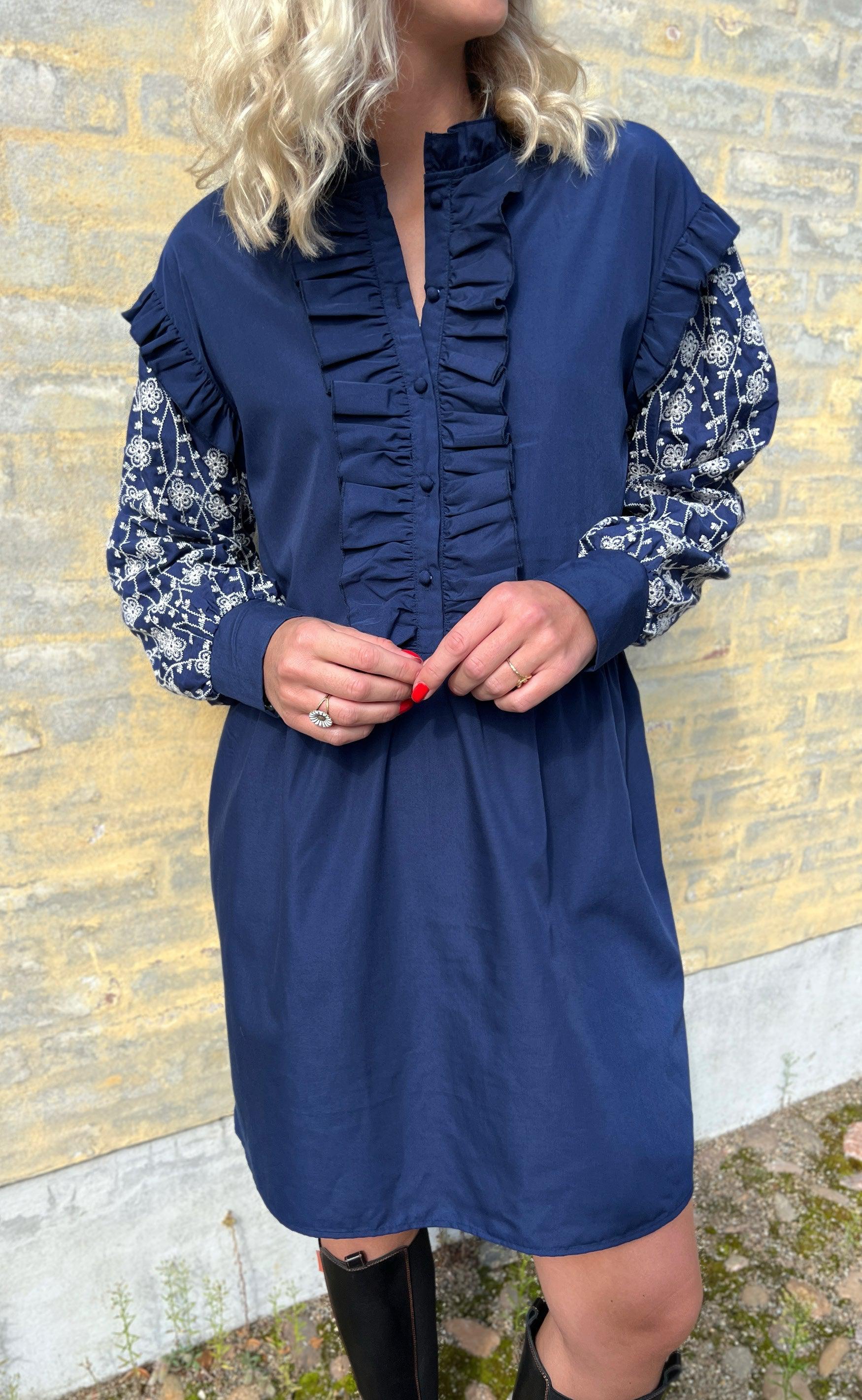 Say INA Copenhagen Kjole - Emily Broderi - Navy Blue / White