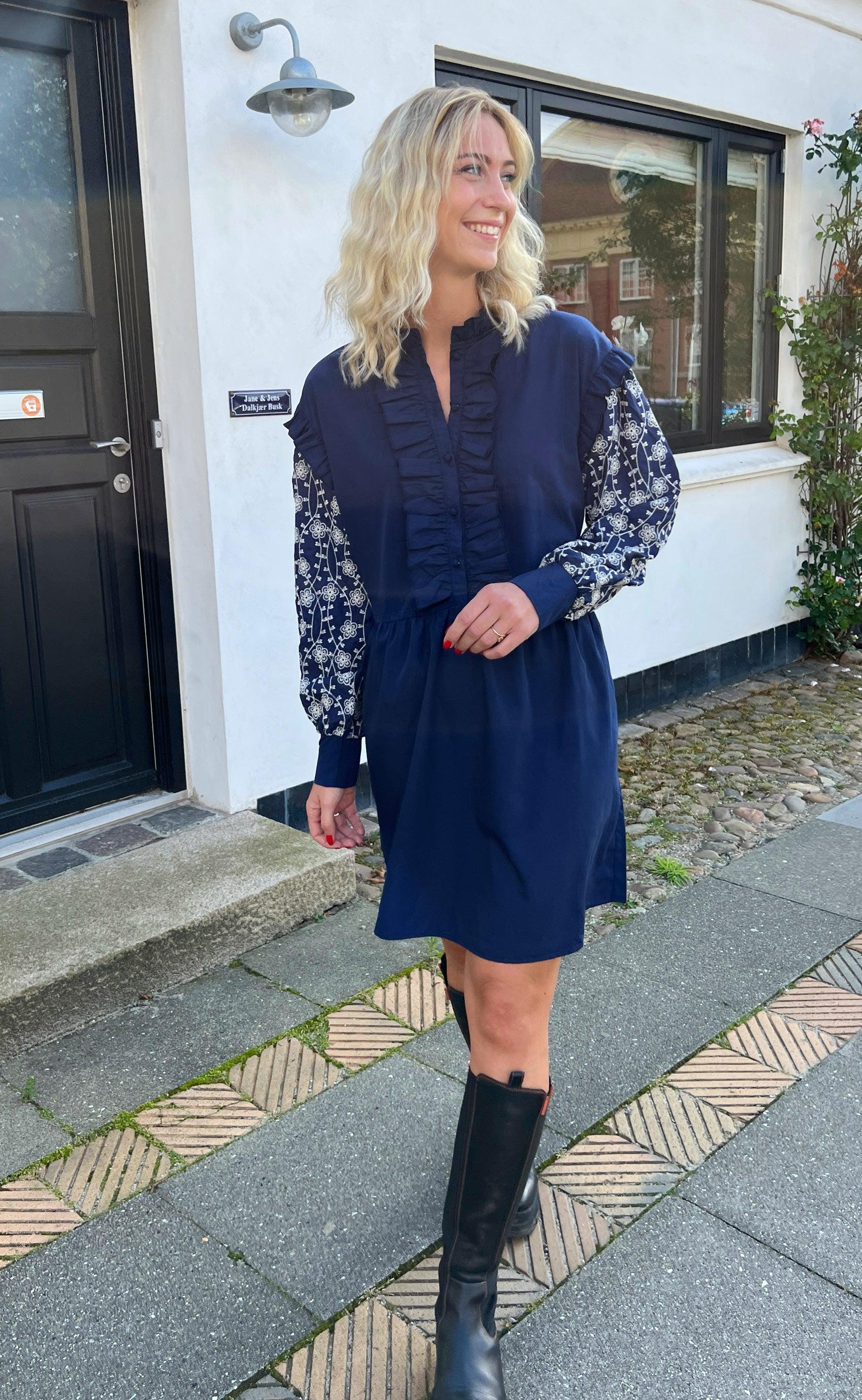 Say INA Copenhagen Kjole - Emily Broderi - Navy Blue / White