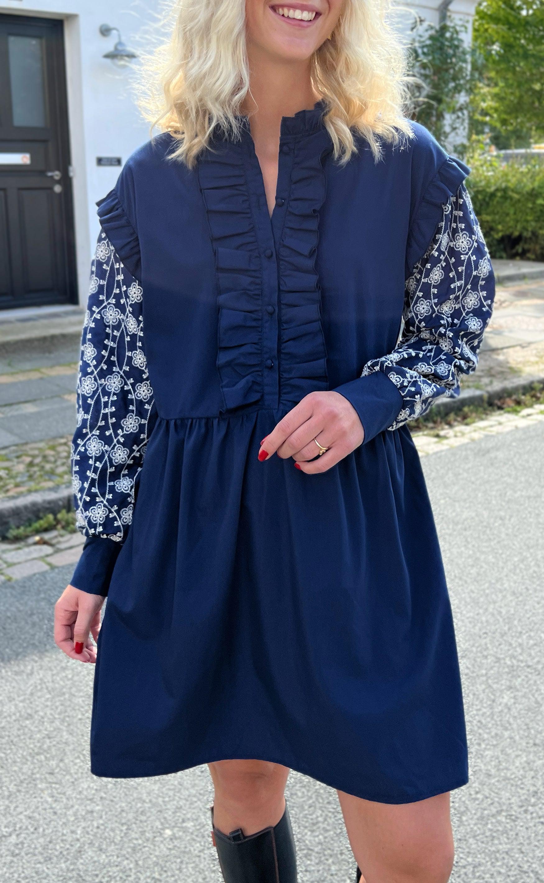 Say INA Copenhagen Kjole - Emily Broderi - Navy Blue / White