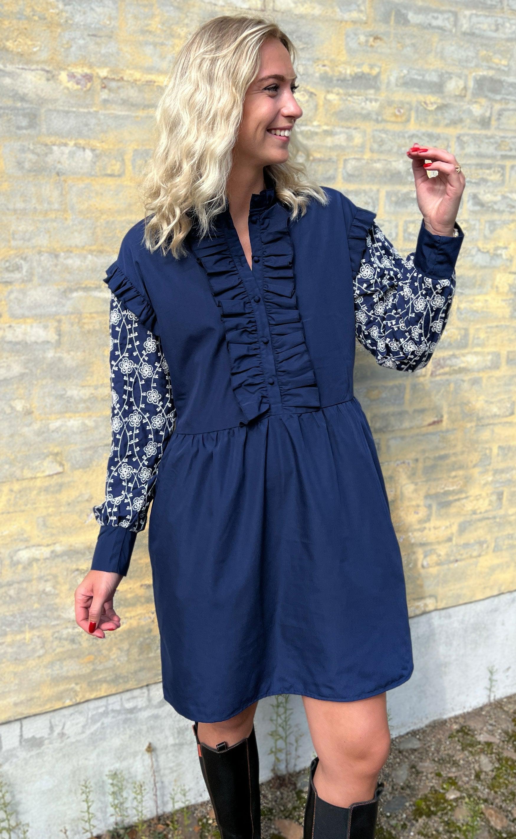 Say INA Copenhagen Kjole - Emily Broderi - Navy Blue / White