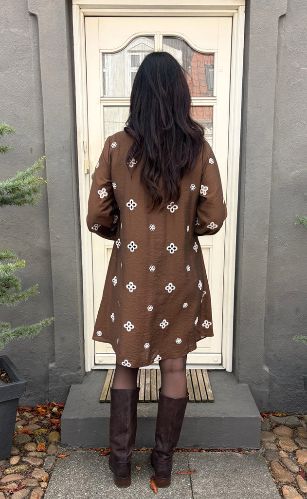 Say INA Copenhagen Kjole - Hazel - Dark Brown W. White Embroidery