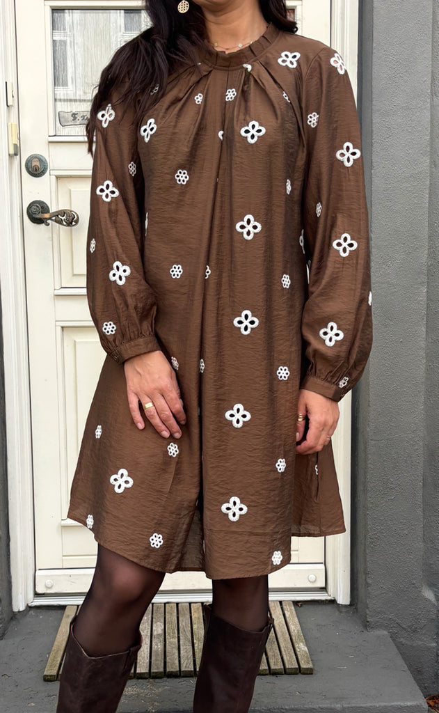 Say INA Copenhagen Kjole - Hazel - Dark Brown W. White Embroidery