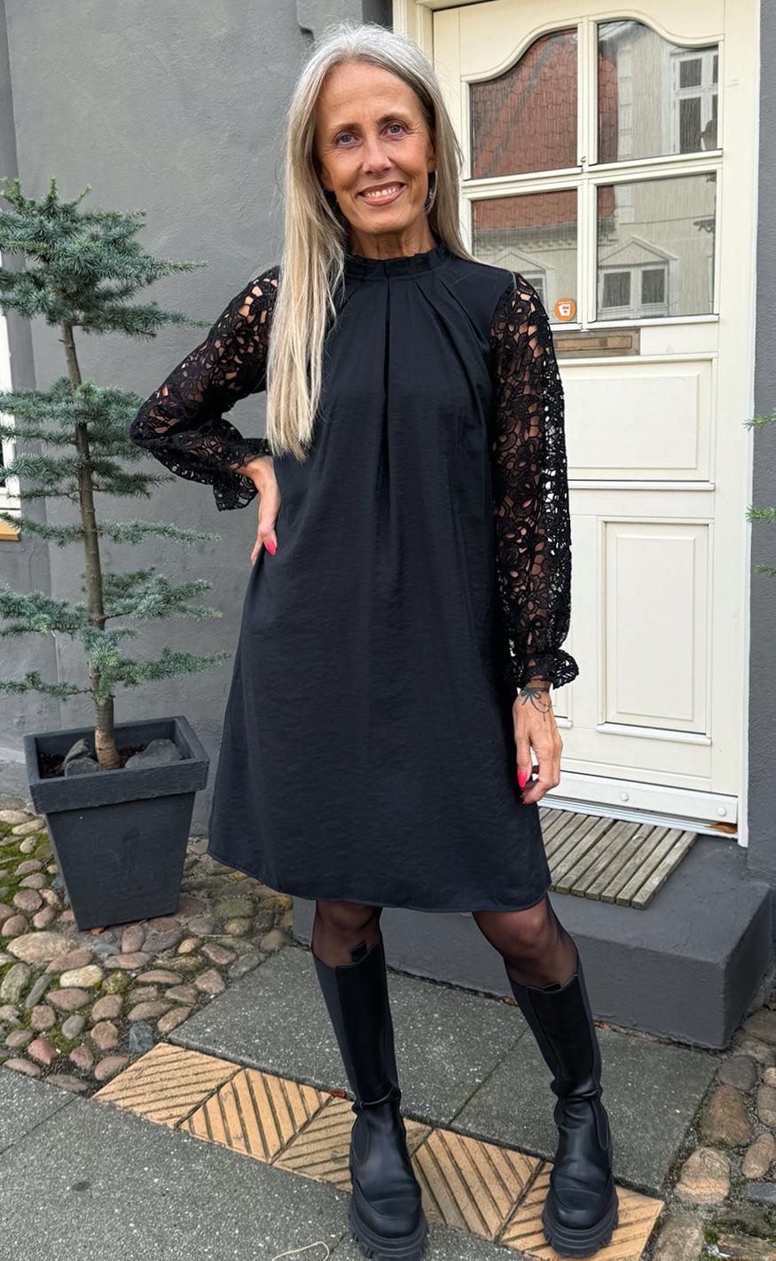 Say INA Copenhagen Kjole - Hazel Lace - Black