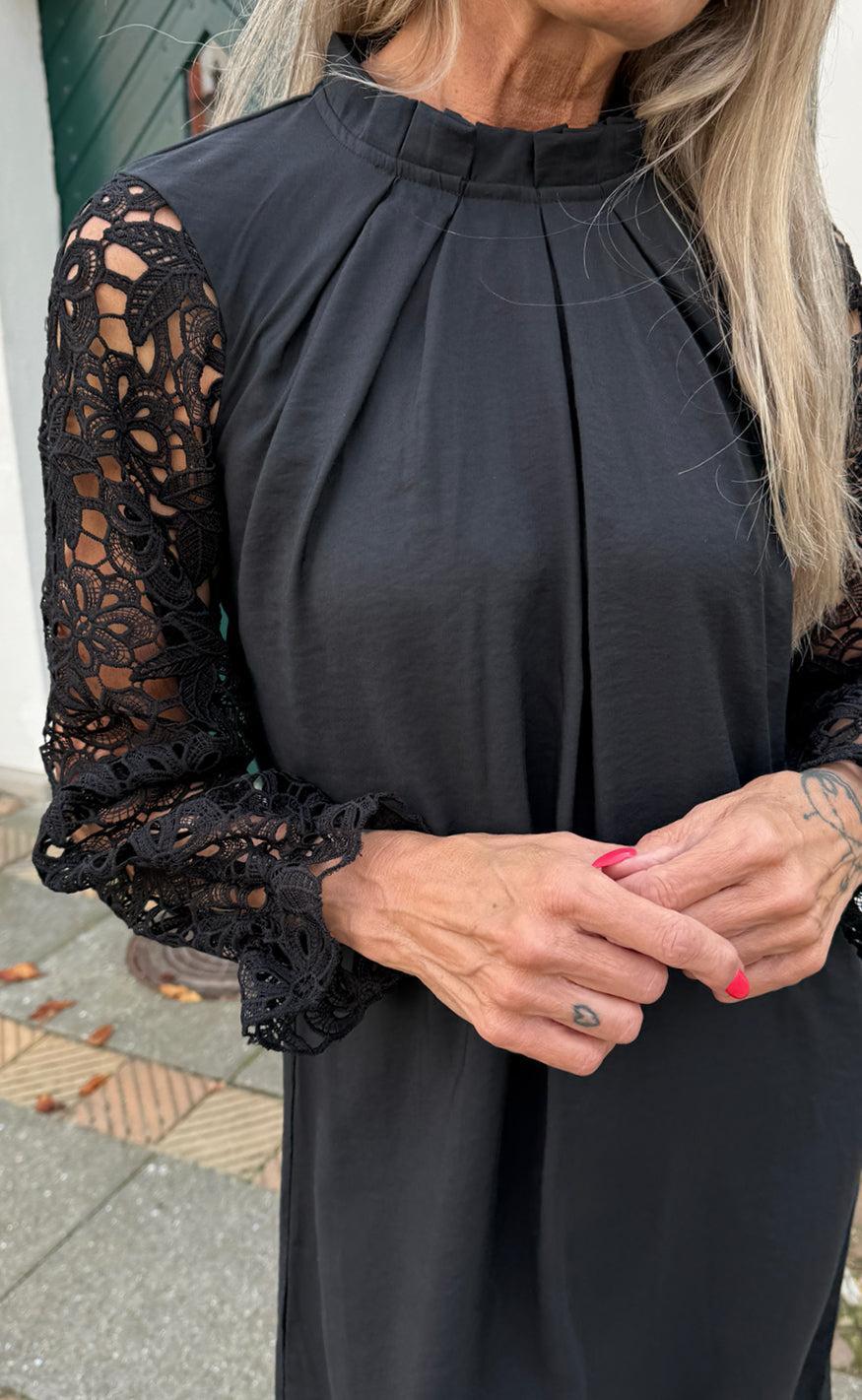 Say INA Copenhagen Kjole - Hazel Lace - Black