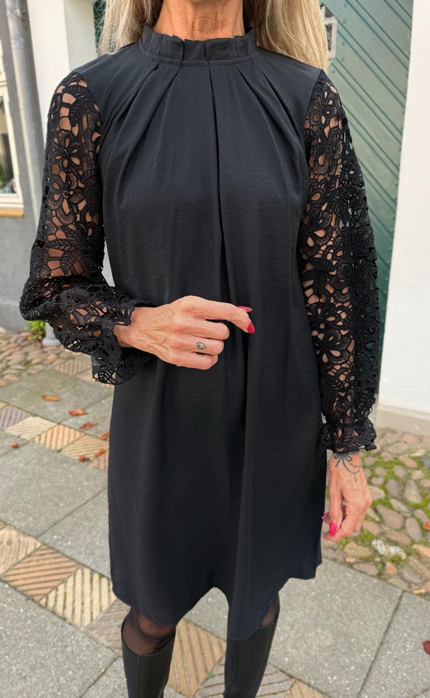 Say INA Copenhagen Kjole - Hazel Lace - Black