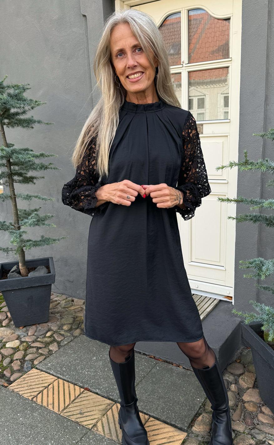 Say INA Copenhagen Kjole - Hazel Lace - Black