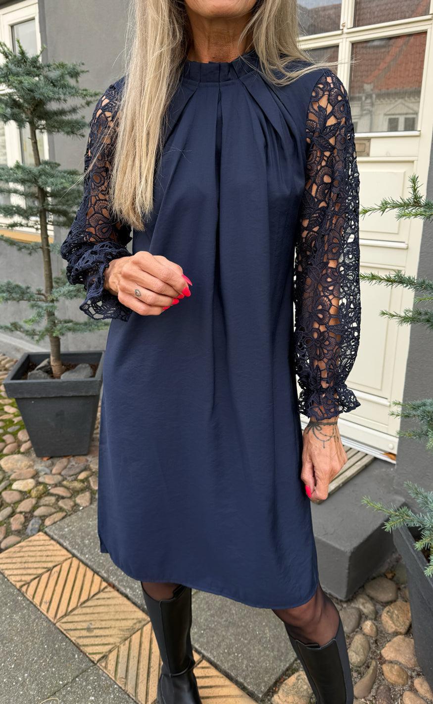 Say INA Copenhagen Kjole - Hazel Lace - Navy Blue