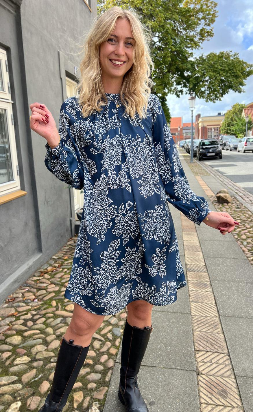Say INA Copenhagen Kjole - Hazel - Navy Blue Flower