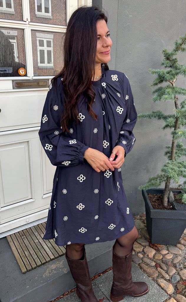 Say INA Copenhagen Kjole - Hazel - Navy Blue W. White Embroidery