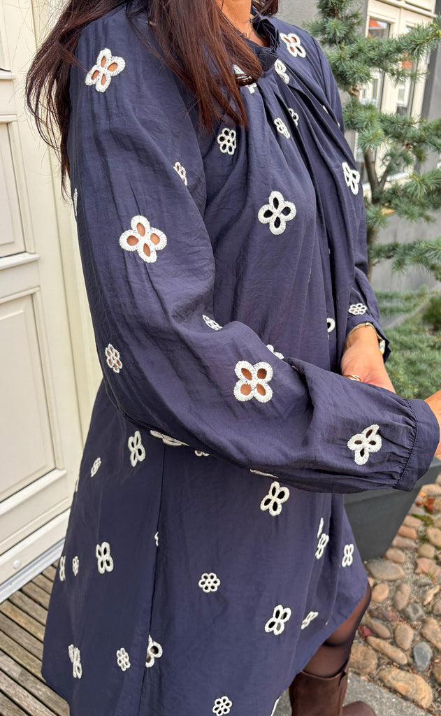 Say INA Copenhagen Kjole - Hazel - Navy Blue W. White Embroidery
