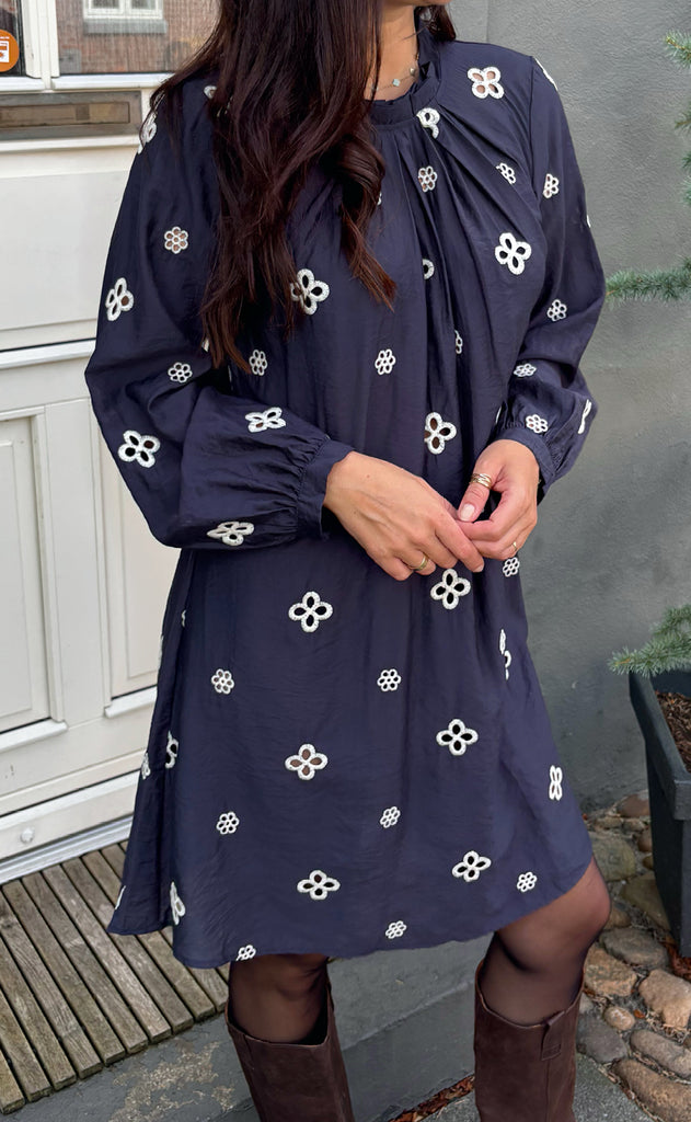 Say INA Copenhagen Kjole - Hazel - Navy Blue W. White Embroidery