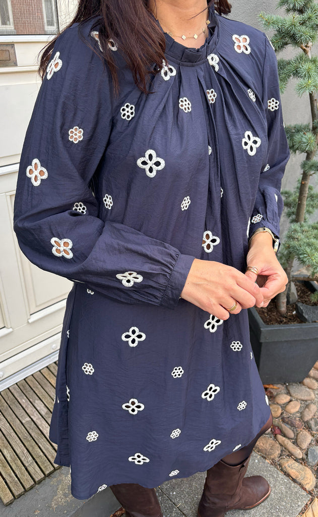 Say INA Copenhagen Kjole - Hazel - Navy Blue W. White Embroidery