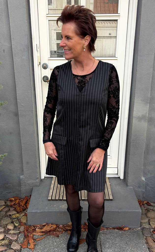 Say INA Copenhagen Kjole - Jessi Spencer - Black Pinstripe
