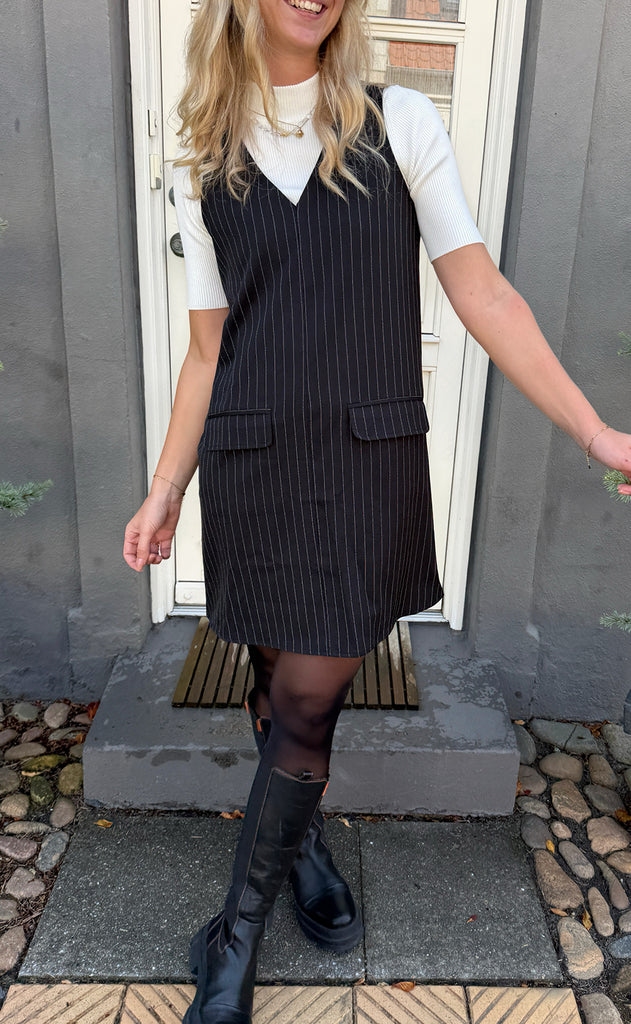 Say INA Copenhagen Kjole - Jessi Spencer - Black Pinstripe